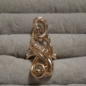 Elegant Gold Swirl Pendant